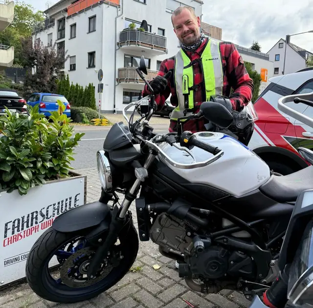 Raffael Georg nach der bestandenen Führerscheinprüfung