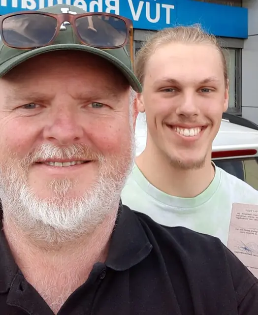 Raphael Marius nach der bestandenen Führerscheinprüfung