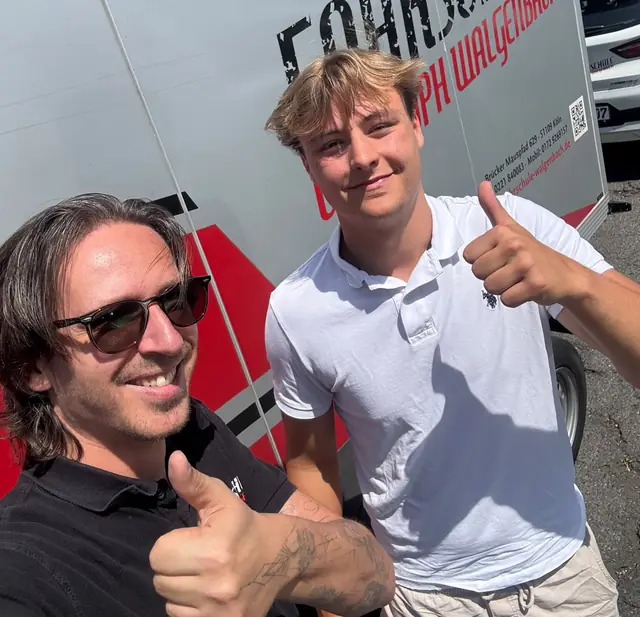 Raphael Walter nach der bestandenen Führerscheinprüfung