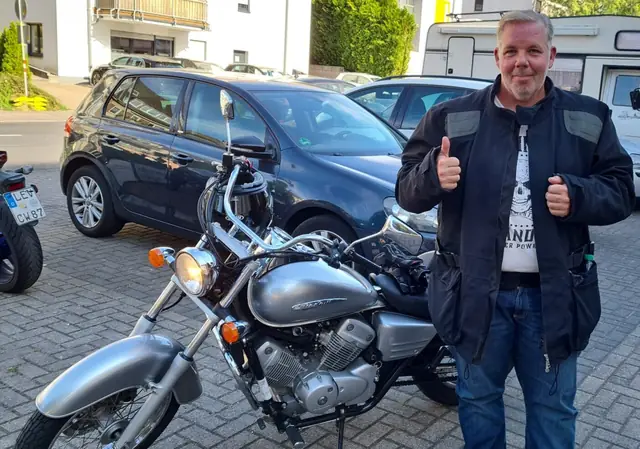 Robert nach der bestandenen Führerscheinprüfung
