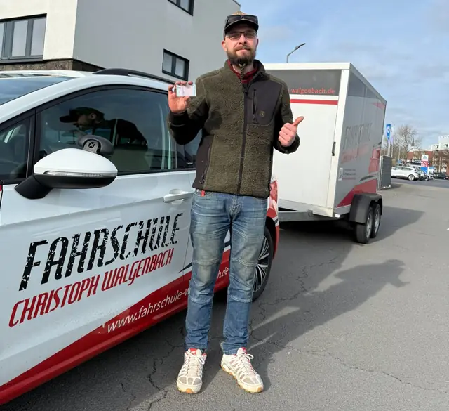 Robin nach der bestandenen Führerscheinprüfung