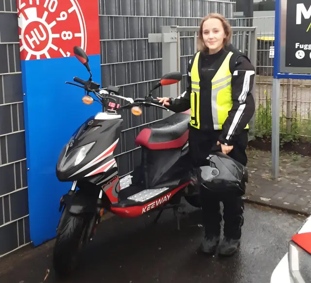Romy nach der bestandenen Führerscheinprüfung