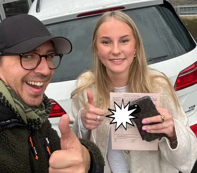 Romy Valentina nach der bestandenen Führerscheinprüfung