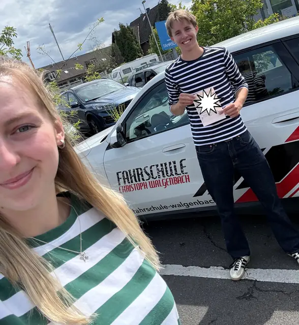 Samuel nach der bestandenen Führerscheinprüfung