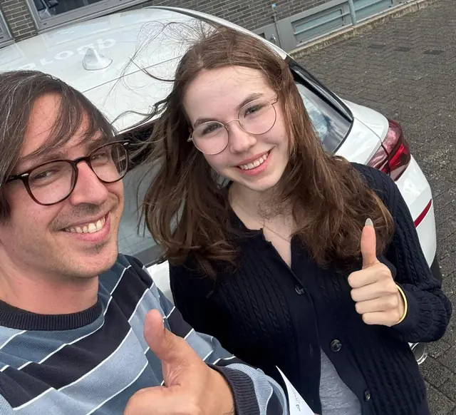 Sarah Amélie nach der bestandenen Führerscheinprüfung