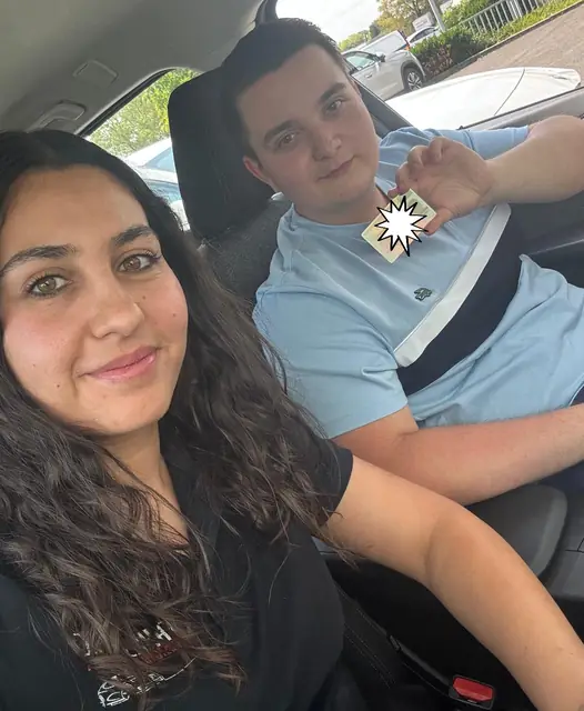 Sean Luca nach der bestandenen Führerscheinprüfung