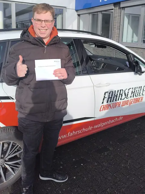 Sebastian nach der bestandenen Führerscheinprüfung