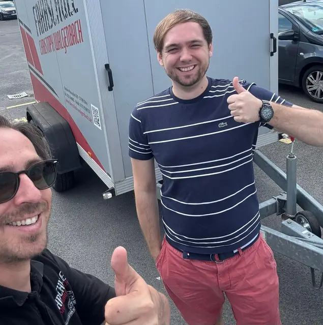Sebastian Alexander nach der bestandenen Führerscheinprüfung