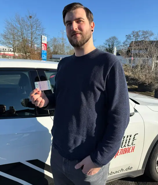 Sebastian nach der bestandenen Führerscheinprüfung