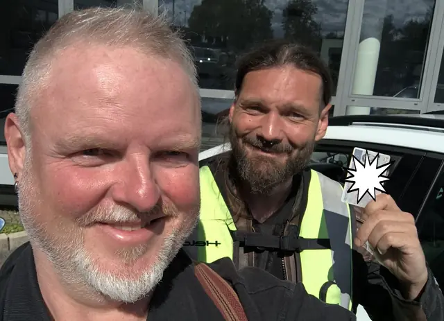 Sebastian nach der bestandenen Führerscheinprüfung