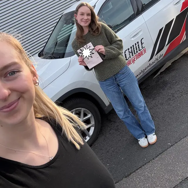 Selina nach der bestandenen Führerscheinprüfung