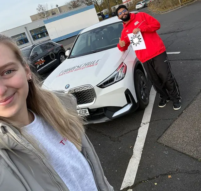 Shaoor nach der bestandenen Führerscheinprüfung