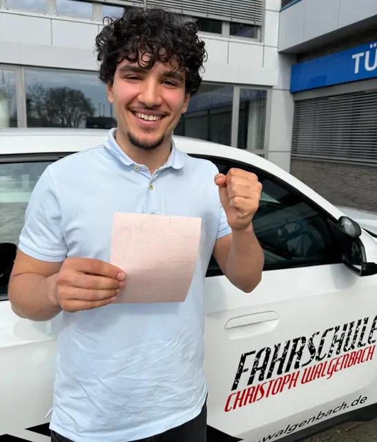 Sidan Can nach der bestandenen Führerscheinprüfung