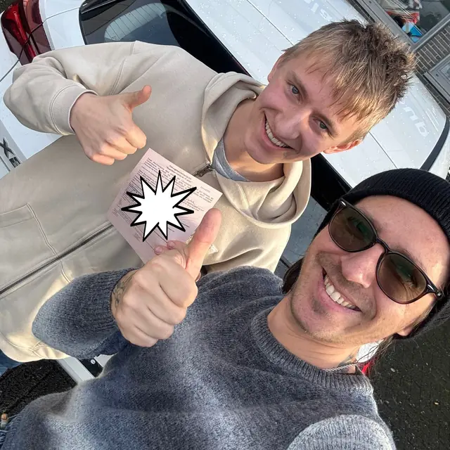 Simon nach der bestandenen Führerscheinprüfung