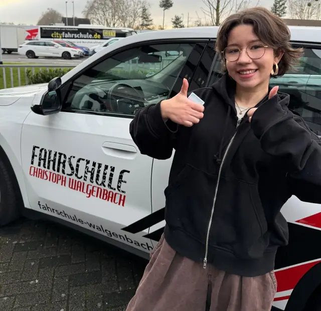 Sofia Elena nach der bestandenen Führerscheinprüfung