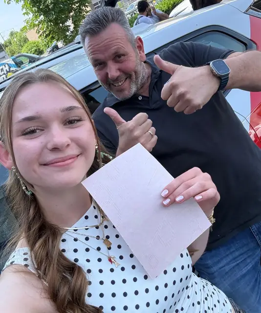 Sophia nach der bestandenen Führerscheinprüfung
