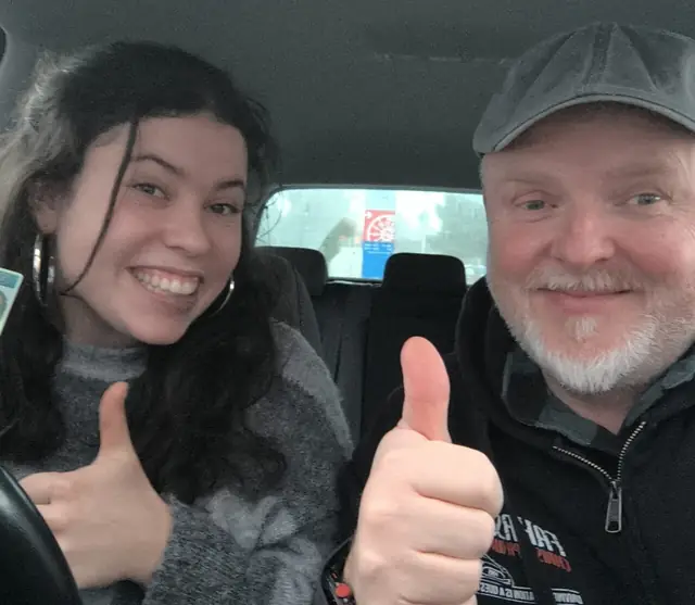 Sophia nach der bestandenen Führerscheinprüfung
