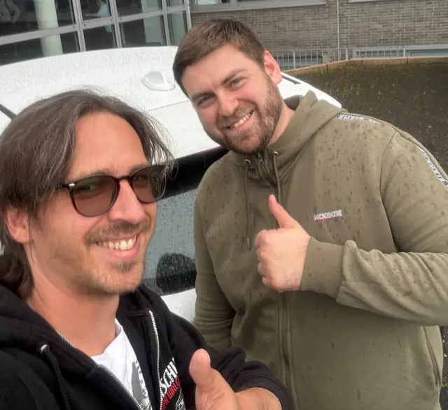 Stephan nach der bestandenen Führerscheinprüfung