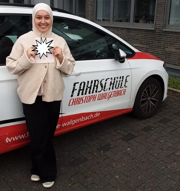 Sümeyya nach der bestandenen Führerscheinprüfung
