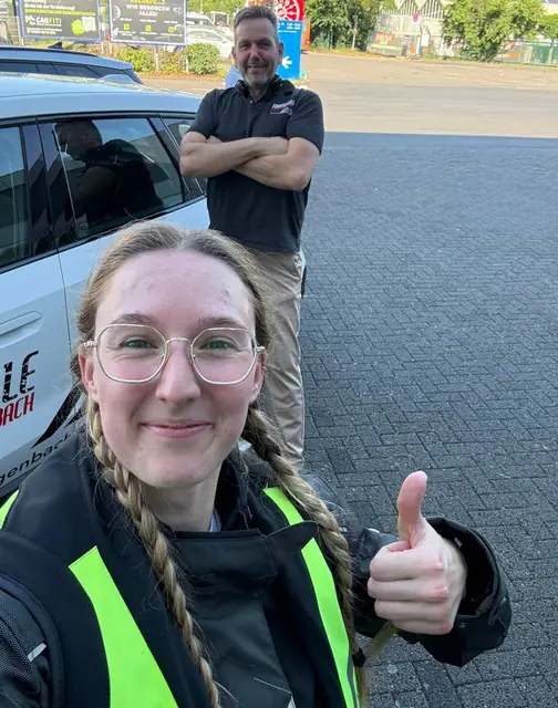 Svenja Nele nach der bestandenen Führerscheinprüfung