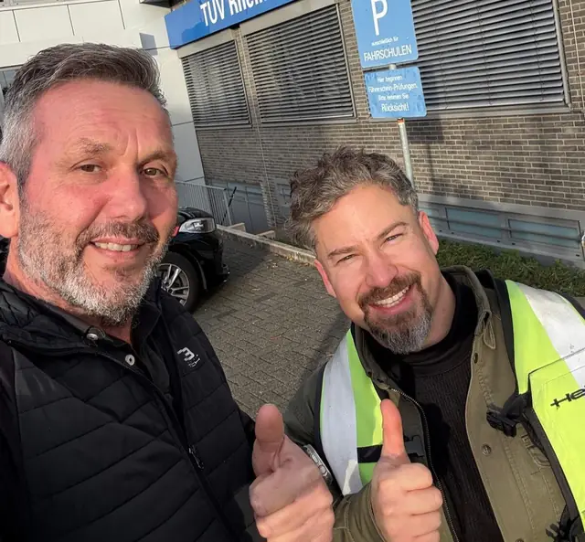 Tim nach der bestandenen Führerscheinprüfung