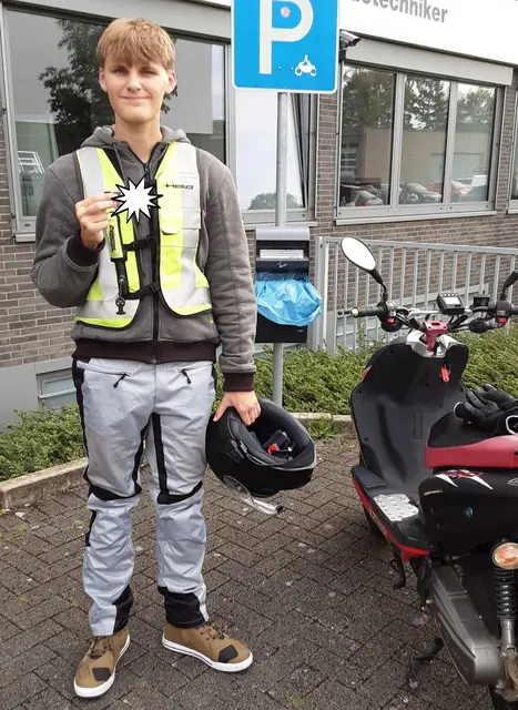 Tim Jakob nach der bestandenen Führerscheinprüfung