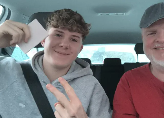 Timon nach der bestandenen Führerscheinprüfung