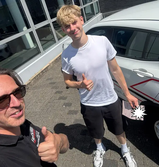 Timon Sebastian nach der bestandenen Führerscheinprüfung