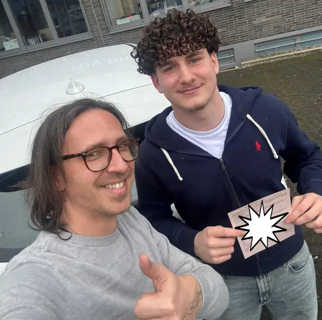 Tiziano nach der bestandenen Führerscheinprüfung