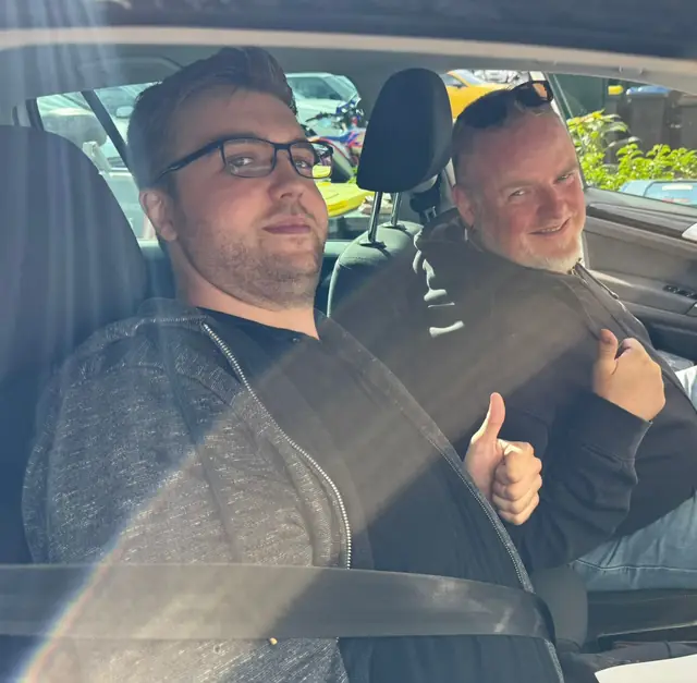 Tobias nach der bestandenen Führerscheinprüfung