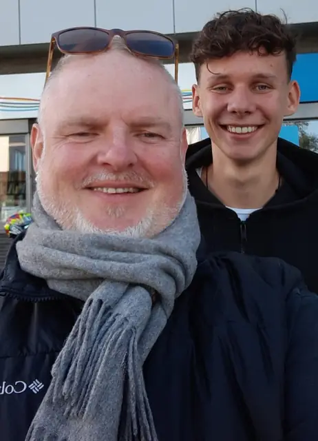 Tom nach der bestandenen Führerscheinprüfung