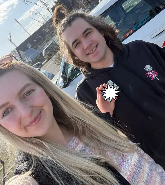 Tom nach der bestandenen Führerscheinprüfung