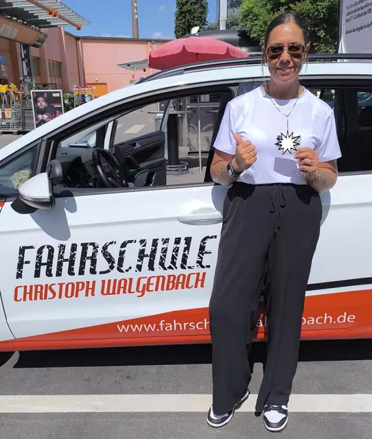 Vanessa nach der bestandenen Führerscheinprüfung