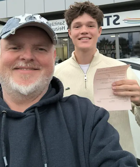 Vincent nach der bestandenen Führerscheinprüfung