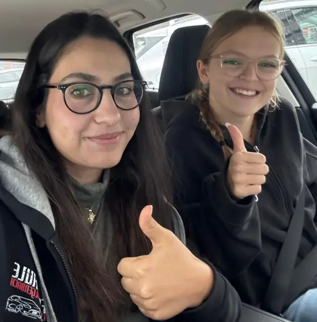 Zora nach der bestandenen Führerscheinprüfung