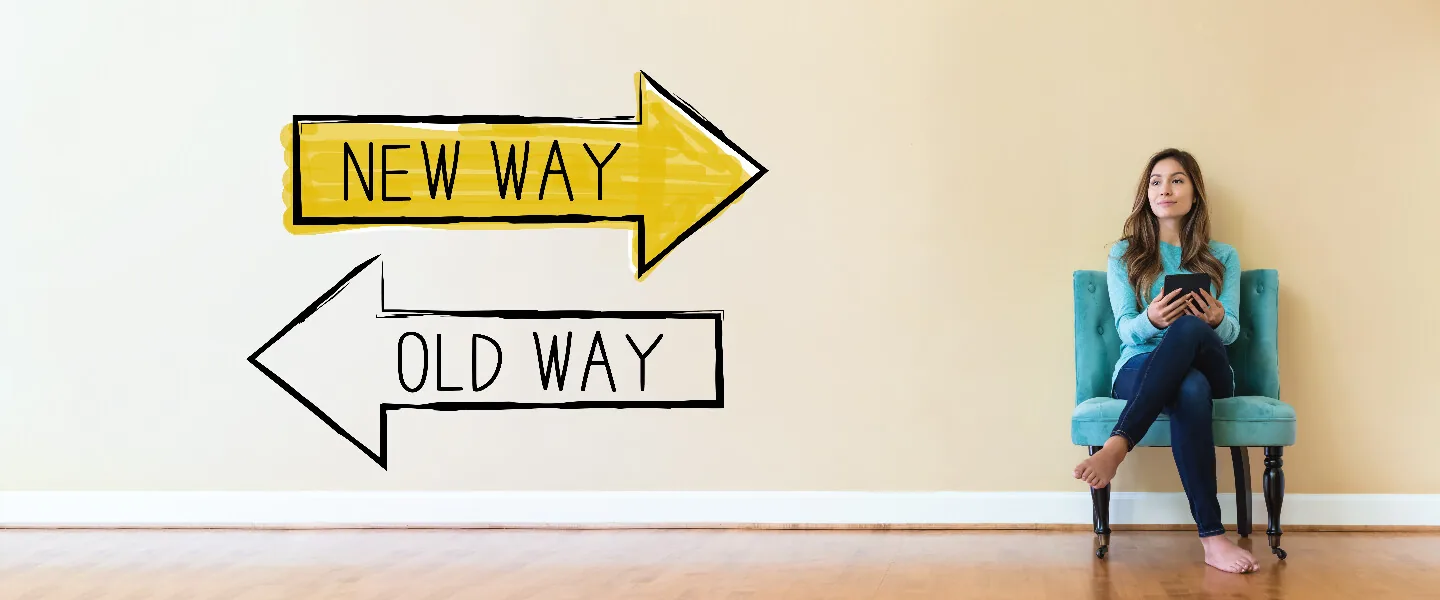 Wandbild mit zwei Pfeilen: „New Way“ nach rechts und „Old Way“ nach links