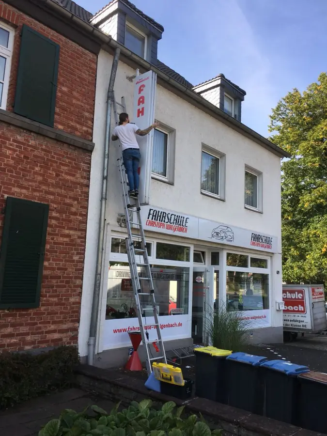 Neues Logo, neue Außenbeschriftung. – Renovierung unserer Filiale Köln