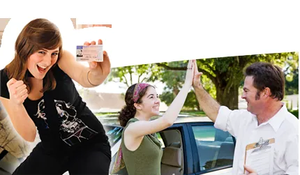 Titelbild unseres Newsletters: Fahrschülerinnen freuen sich über den bestandenen Führerschein